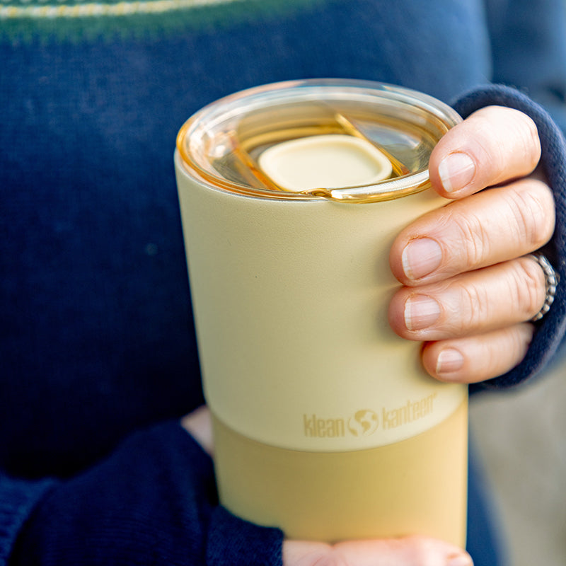 daily-on-the-go-set-o1 16oz_rise_tumbler_wax_yellow_closeup_hand_lid_square.jpg