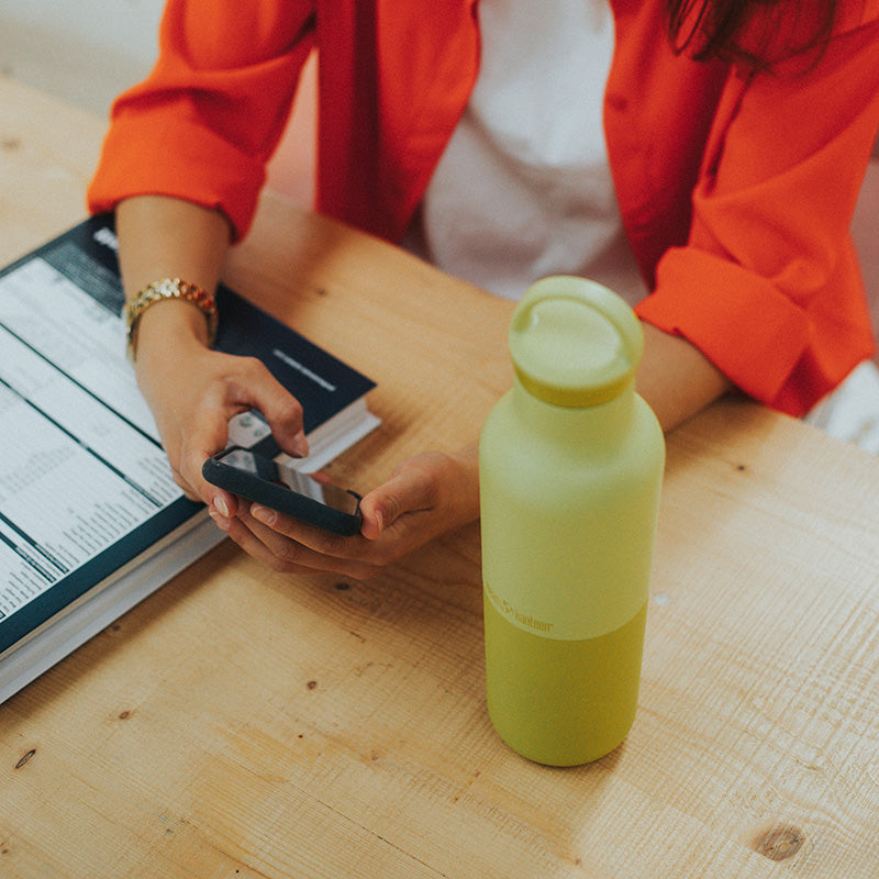 daily-on-the-go-set-o1 20oz_rise_classic_insulated_bottle_acacia_worker_phone_square.jpg