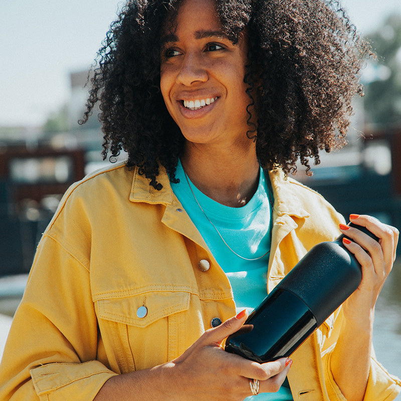 daily-on-the-go-set-o1 20oz_rise_classic_insulated_bottle_black_woman_smile_square.jpg